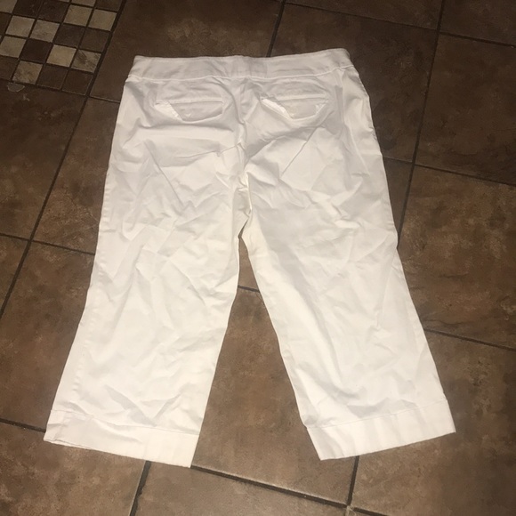 Women’s NY&Co Nautical Stretch Capris - Picture 5 of 5